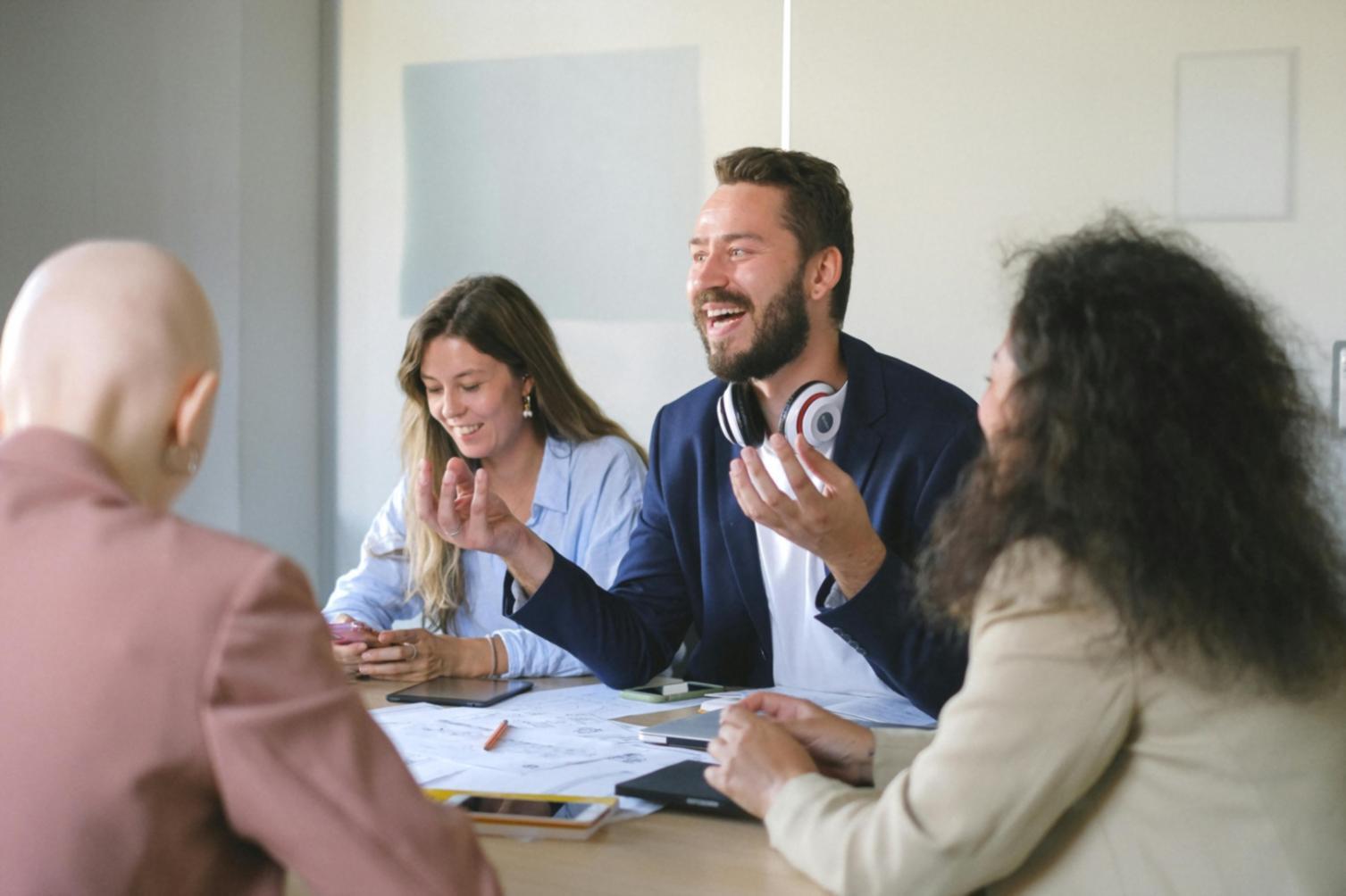 Consultor a analisar documentos financeiros num ambiente profissional